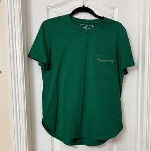 Two 2 fly green t-shirt with a pocket Size M